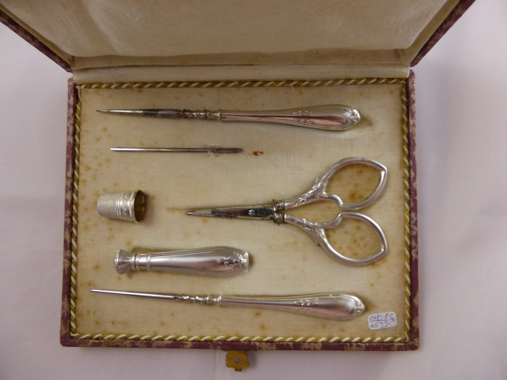 ANTICO SET DA CUCITO IN ARGENTO TITOLO 800 CON CONFEZIONE ORIGINALE VINTAGE